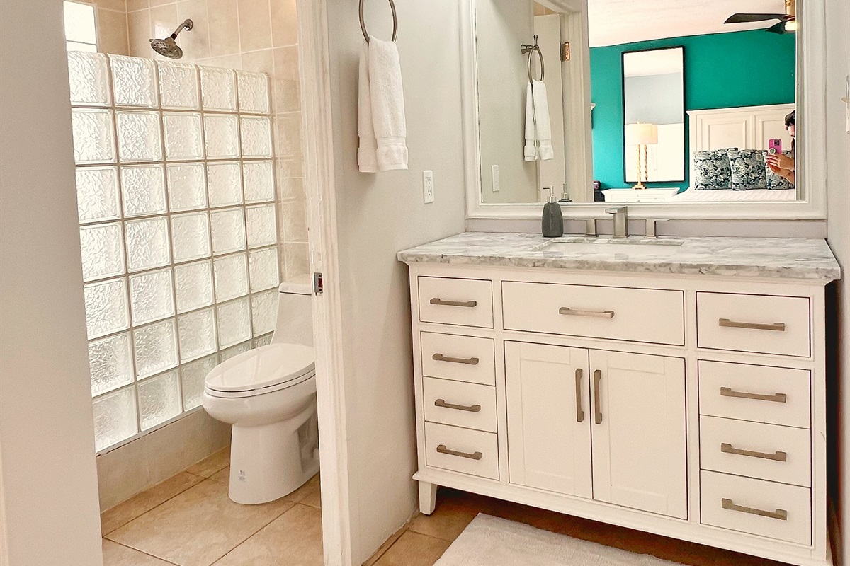 Everything you need, from fluffy towels to thoughtful touches, for a comfortable stay.