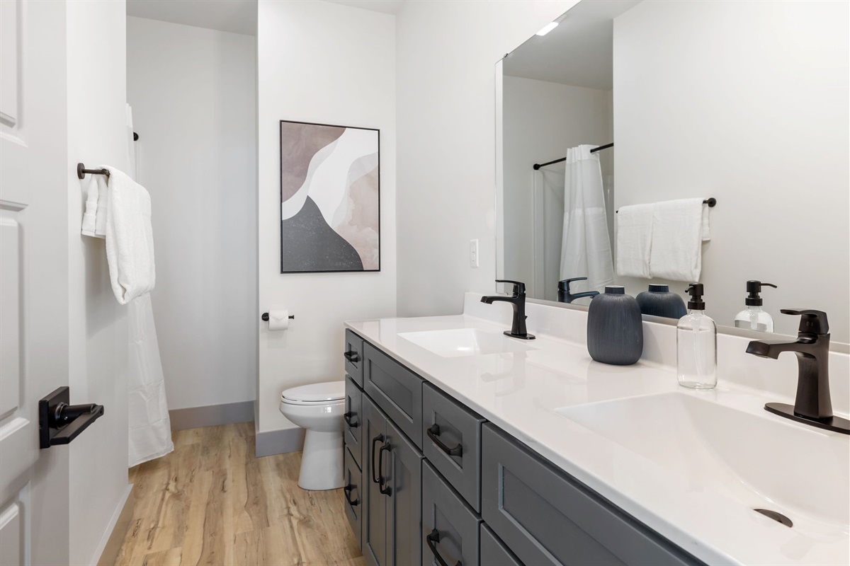 Ensuite bathroom #2 w/ shower