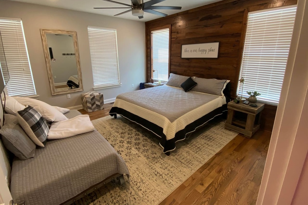 King room with twin trundle.