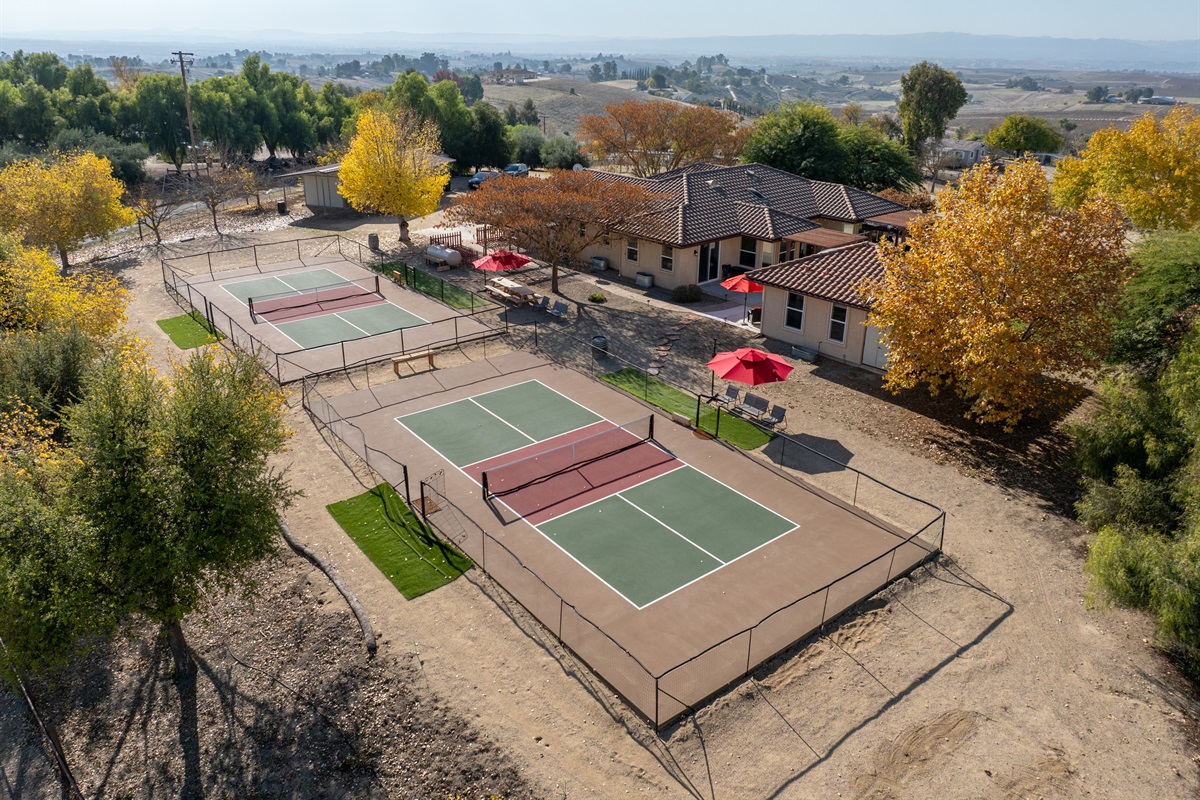 Play pickleball on your own private state-of-the-art courts at Casa DeVine!