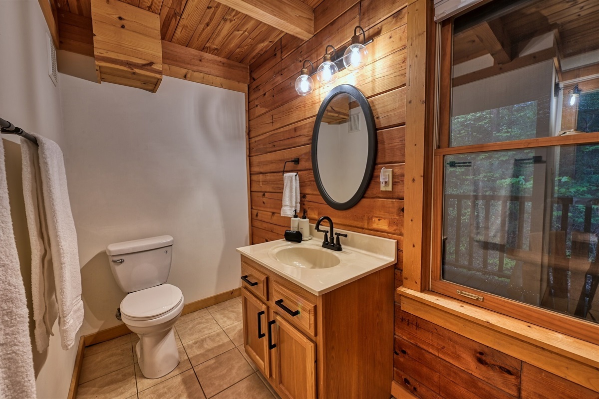 Main level master bathroom with shower/tub combo and plush oversized towels.