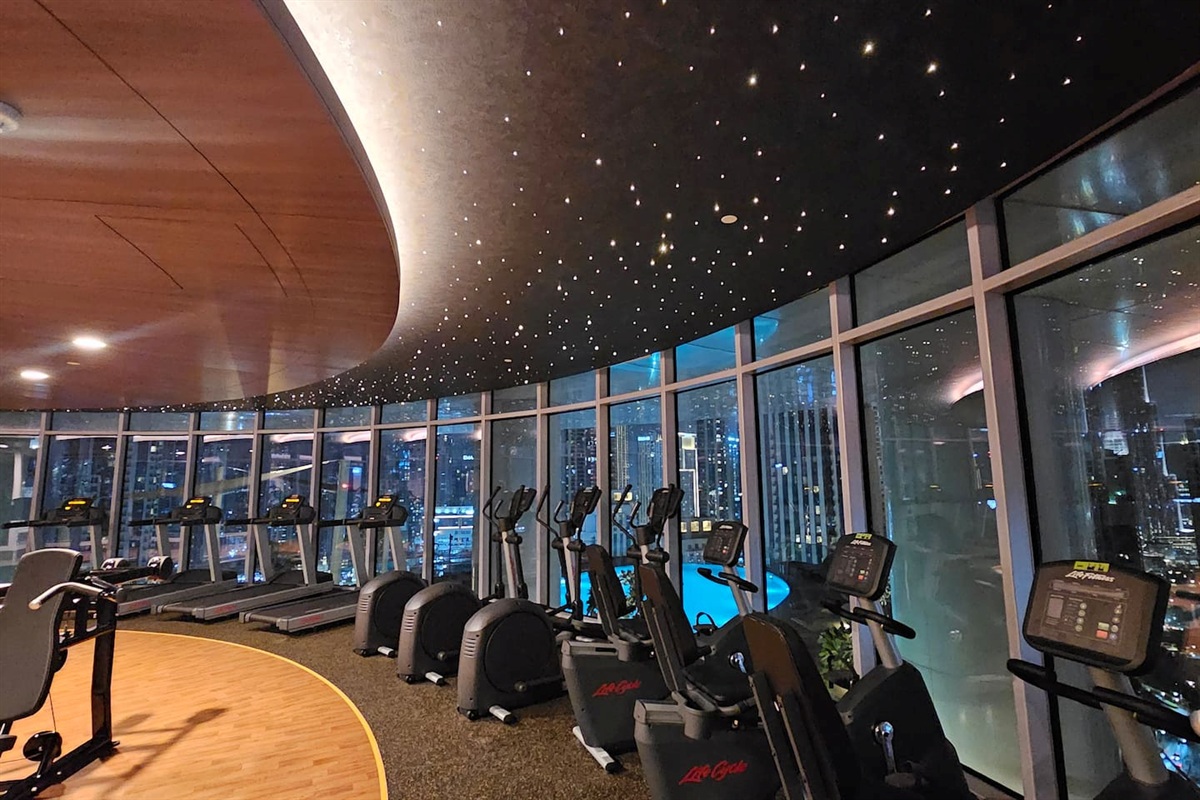 This modern gym features panoramic city views and a starry sparkle ceiling at night, creating a magical atmosphere that transforms workouts into a unique experience blending fitness, luxury, and Dubai&rsquo;s breathtaking skyline.