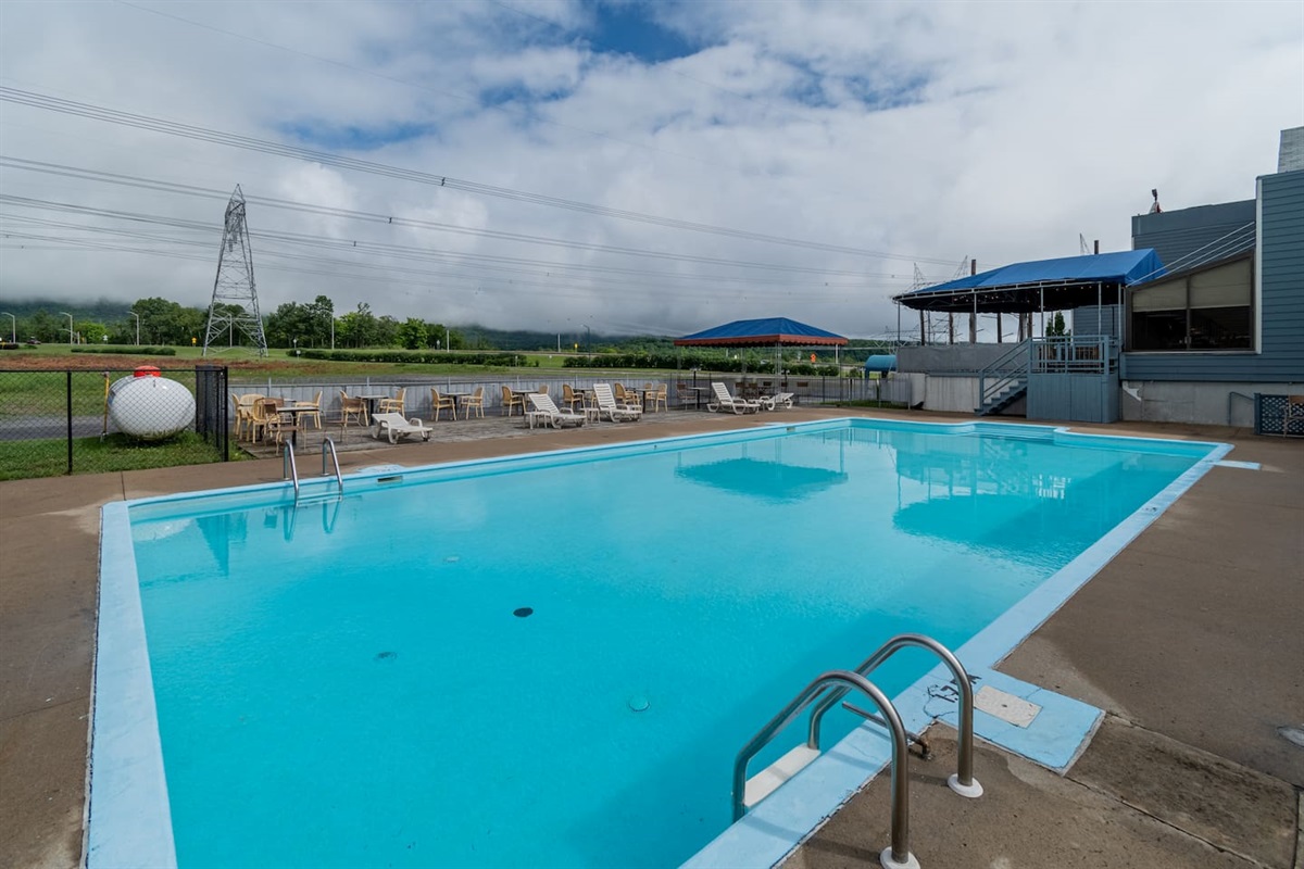 Gratuit sur le site même, en  période estivale :
Parc aquatique avec glissades, plusieurs piscines, jeux d'eaux, etc.