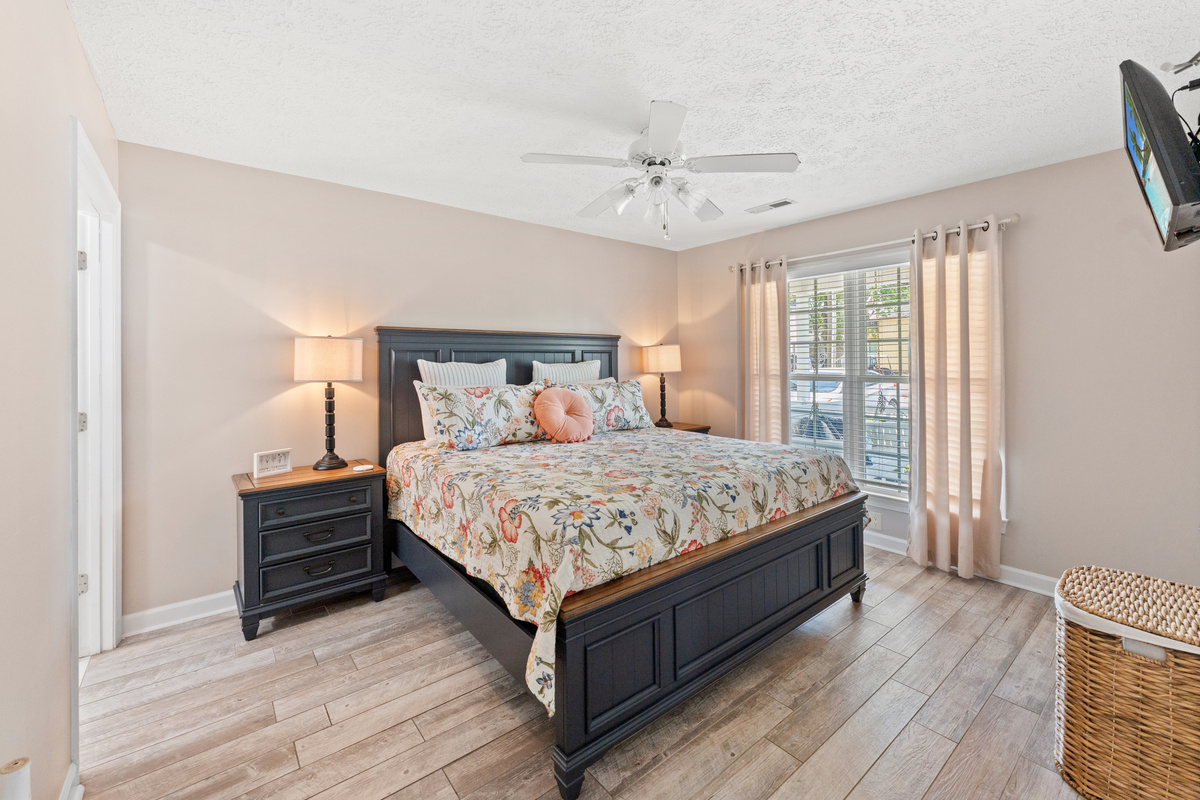 Main Bedroom w/ King