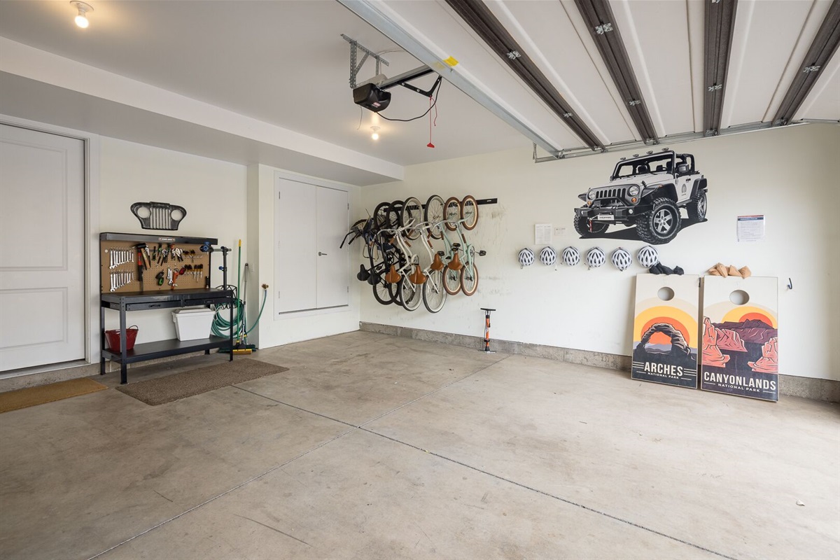 Garage Equipped with bikes, toys & tools - Entrada 631