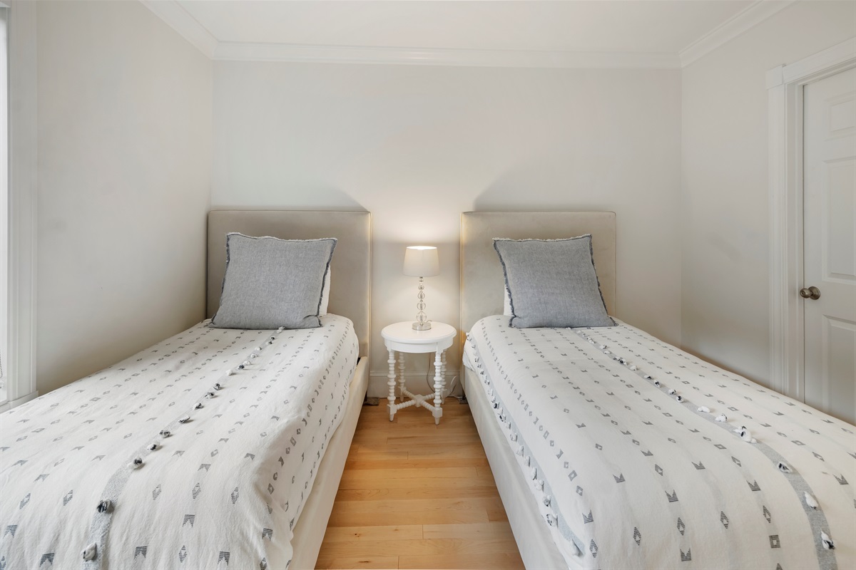 Twin Bedroom - Main floor
