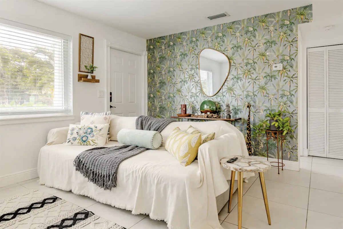 Fun and cozy jungle themed living room with a smart tv. It is also stocked with board games and card games for fun :)