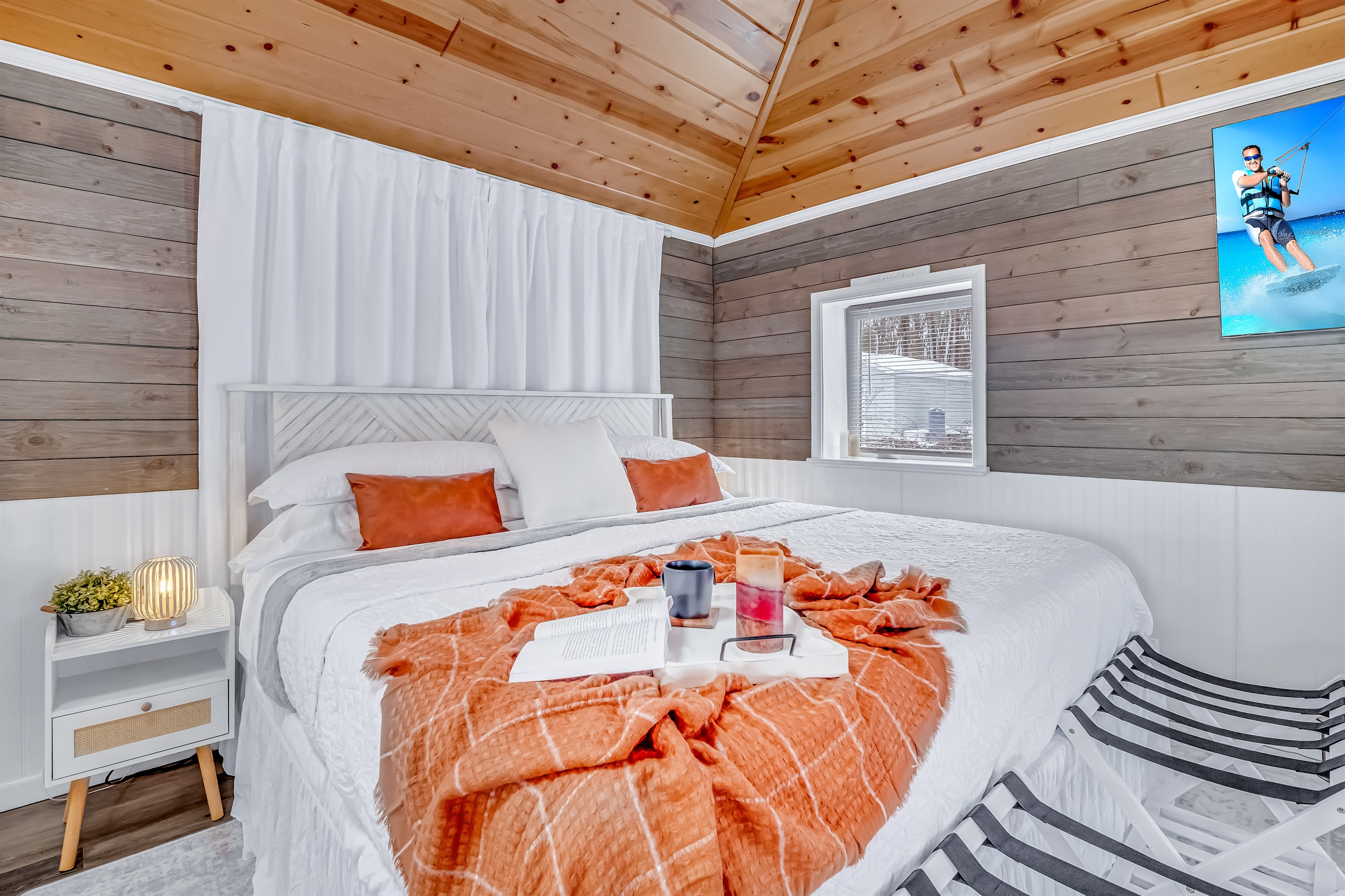 Wake up to the sounds of nature and the morning sun streaming through the skylight. Stars are often visible while you lay in the king bed at night.