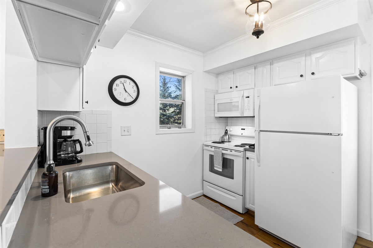 Kitchen |  Electric Stove | Microwave