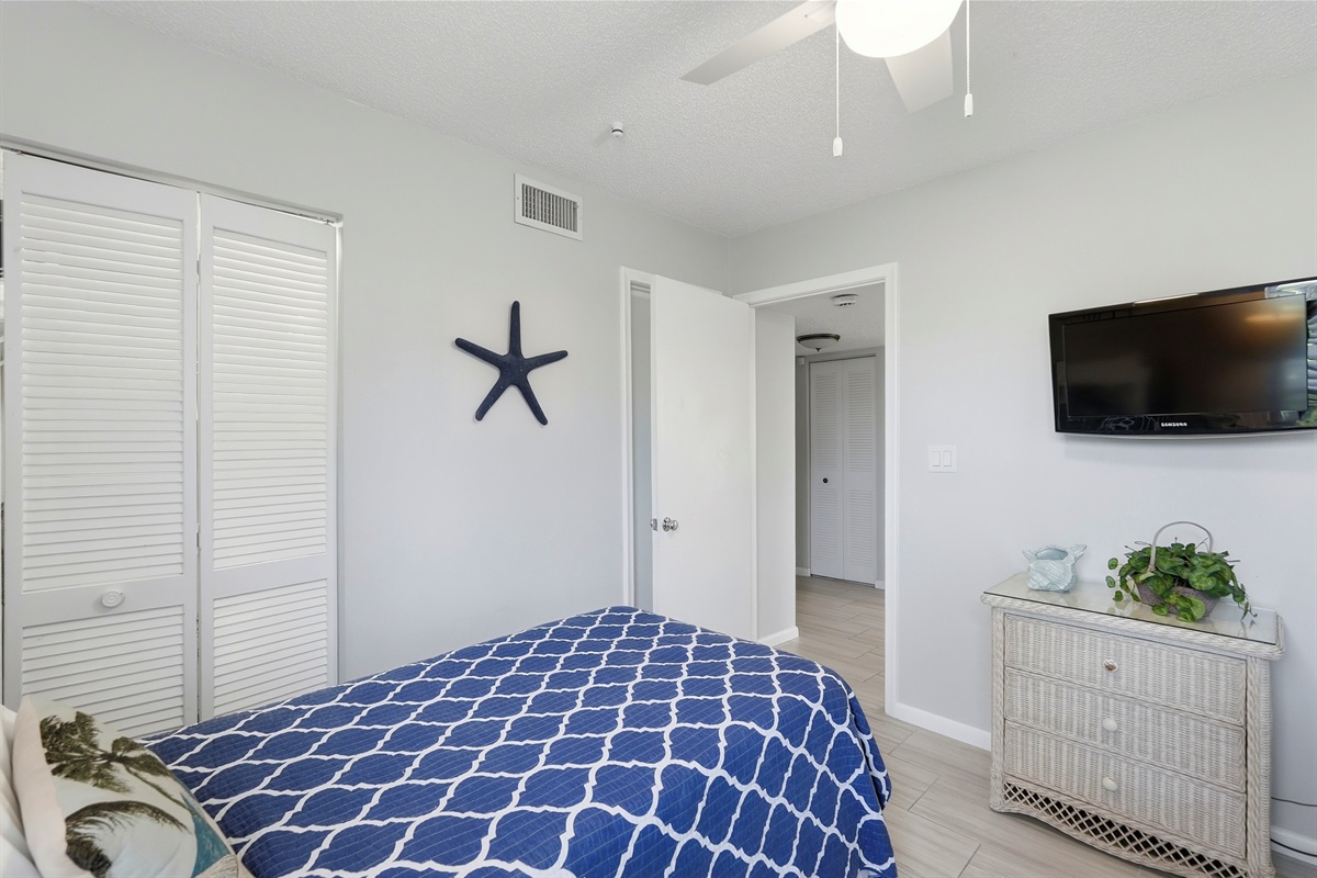 Second Bedroom- Two Twin Beds, Smart TV