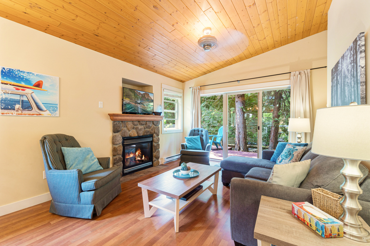 Settle into the bright & cozy living room and unwind by the fireplace after a day of exploring.