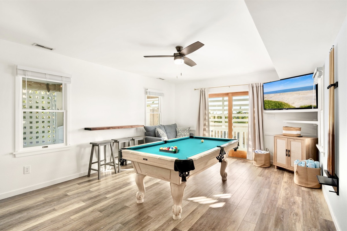 Game room, pool table, smart TV, lower level