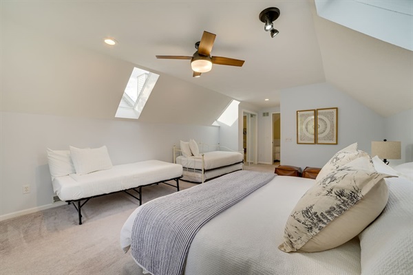 Master King Bedroom - King & 2 Twins - Full en suite bathroom
