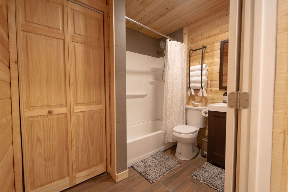 After a day of exploring, soak or rinse off the dust in this rustic-chic cabin bath! With a shower-tub combo, a stylish vanity, and fully stocked essentials, it’s the perfect spot to refresh and get ready to do it all over again!