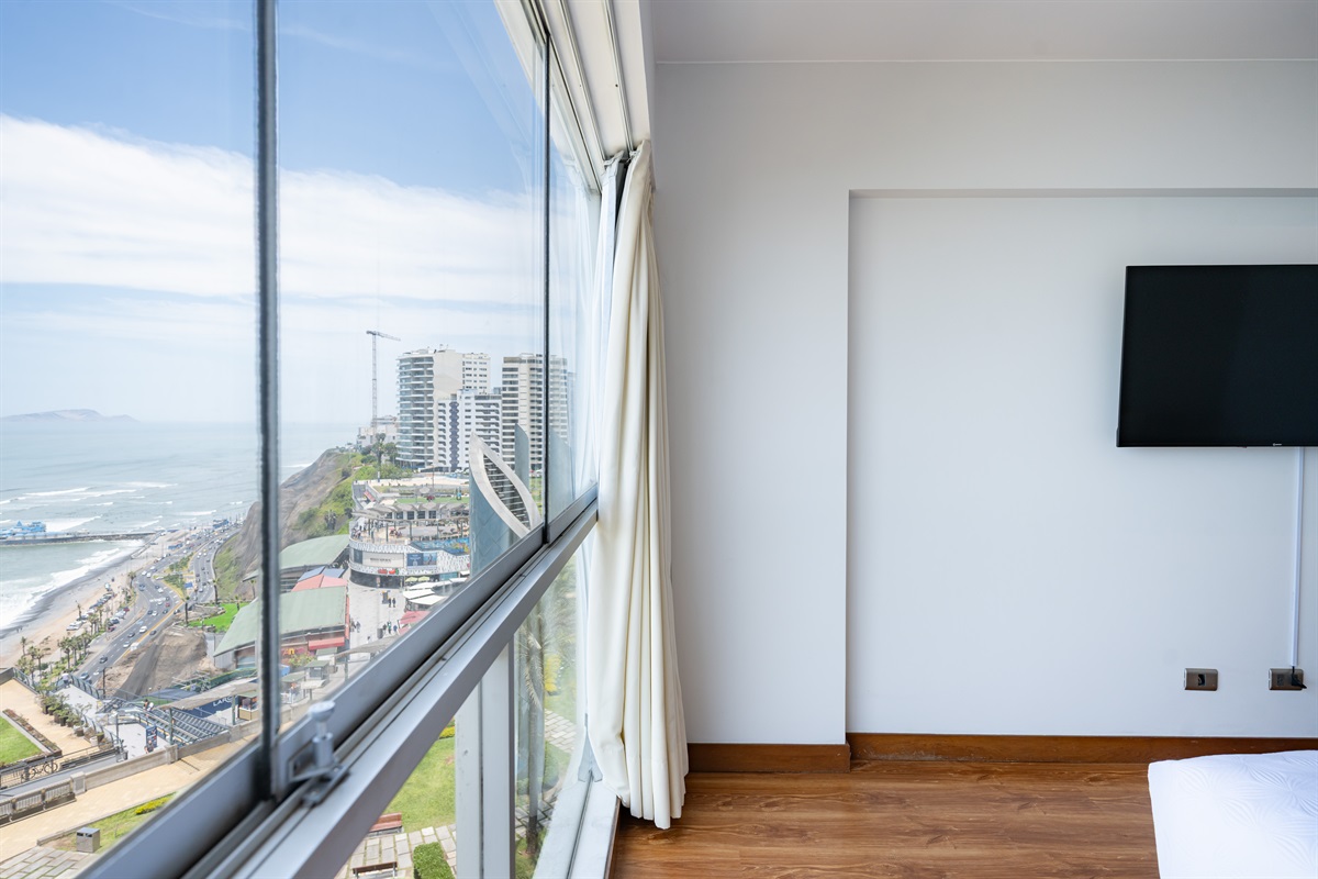 King bedroom with stunning sea and Malecón views — wake up inspired every morning  /   Dormitorio con cama king y una vista impresionante al mar y al malecón — despierta inspirado cada mañana