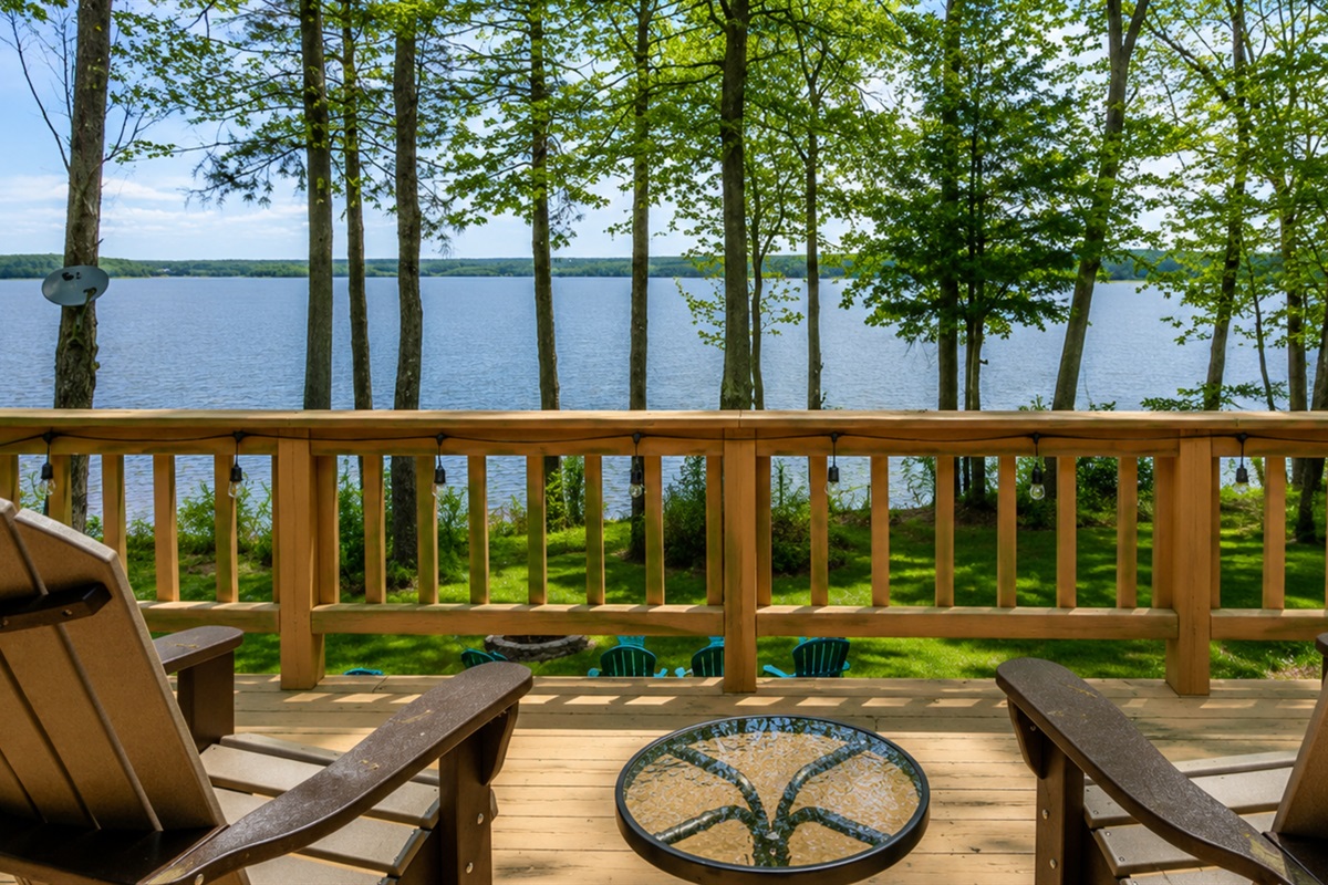 Sip your morning coffee or evening wine from these cozy chairs overlooking serene lakefront views. ☕🌲