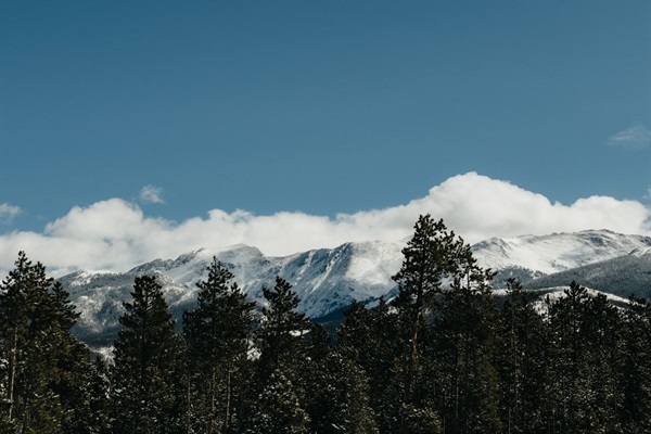 Spectacular mountain views from both decks, kitchen, sitting area, and kitchen!