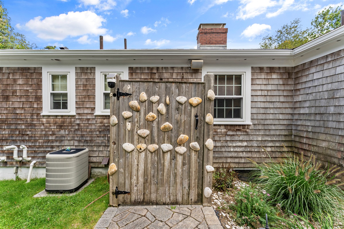 And don't worry—an outdoor shower has never been forgotten! It’s the perfect touch for a day in the sun.