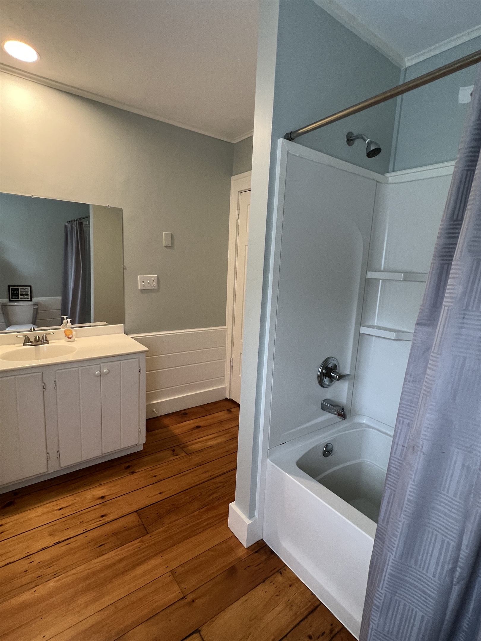 Cloverleaf Farm 2nd floor hallway bathroom with tub/shower combo.