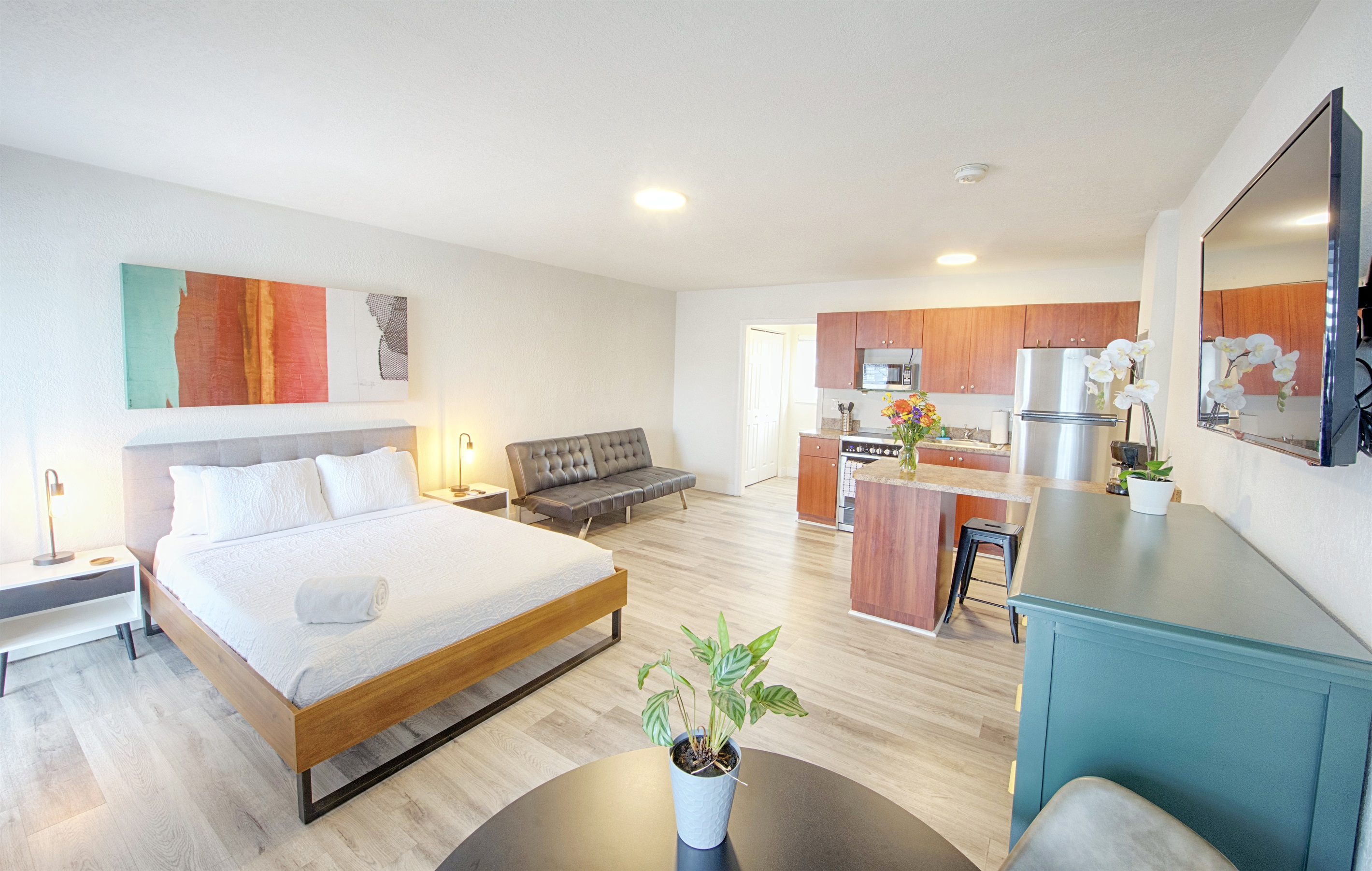 This is your bright Pier Walk studio, located on Deerfield Beach Island!