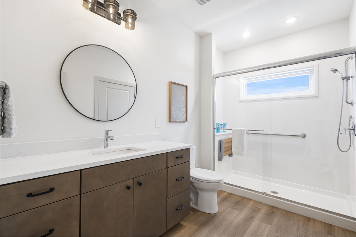 Handicap accesible shower in the King ensuite bathroom. Also accesible from the hallway.