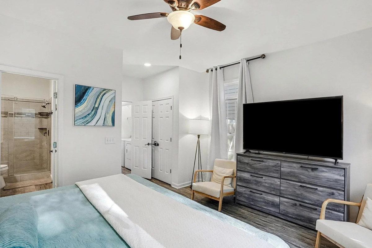 King suite with smart TV, dresser storage, and private en-suite bathroom