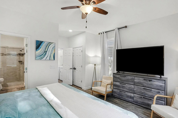King suite with smart TV, dresser storage, and private en-suite bathroom