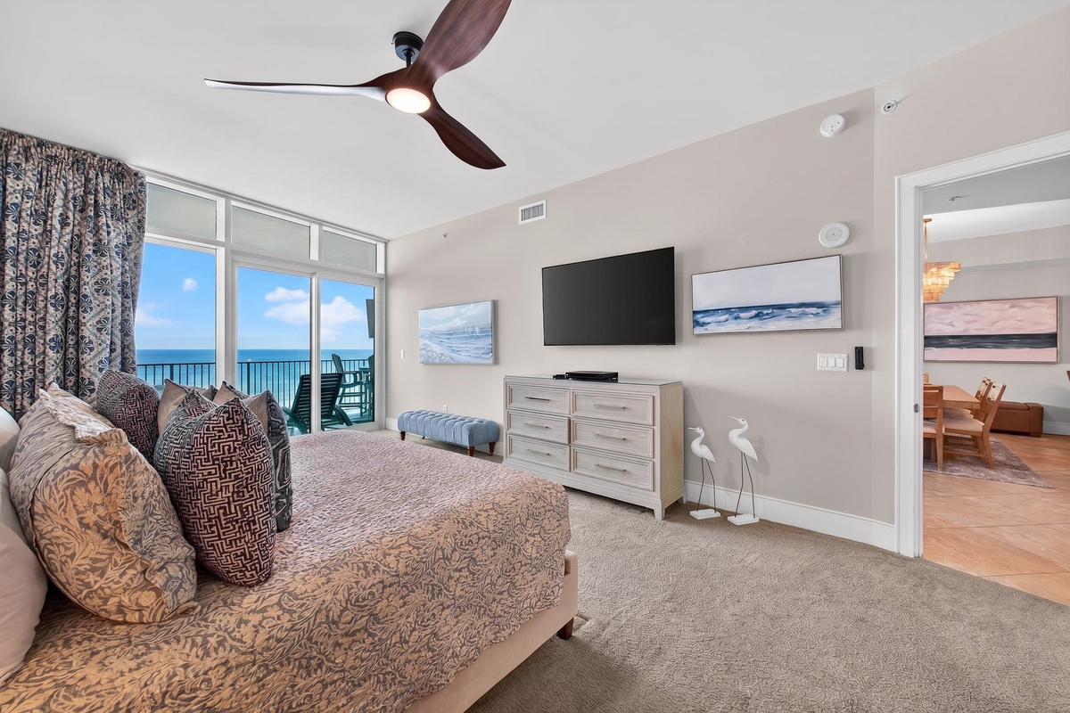 Master King Bedroom, balcony access