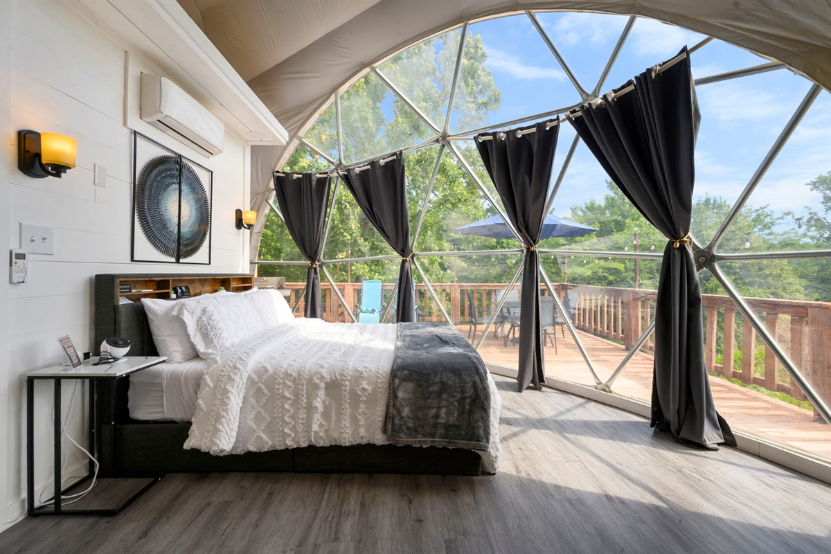 Queen bed and Bay Window