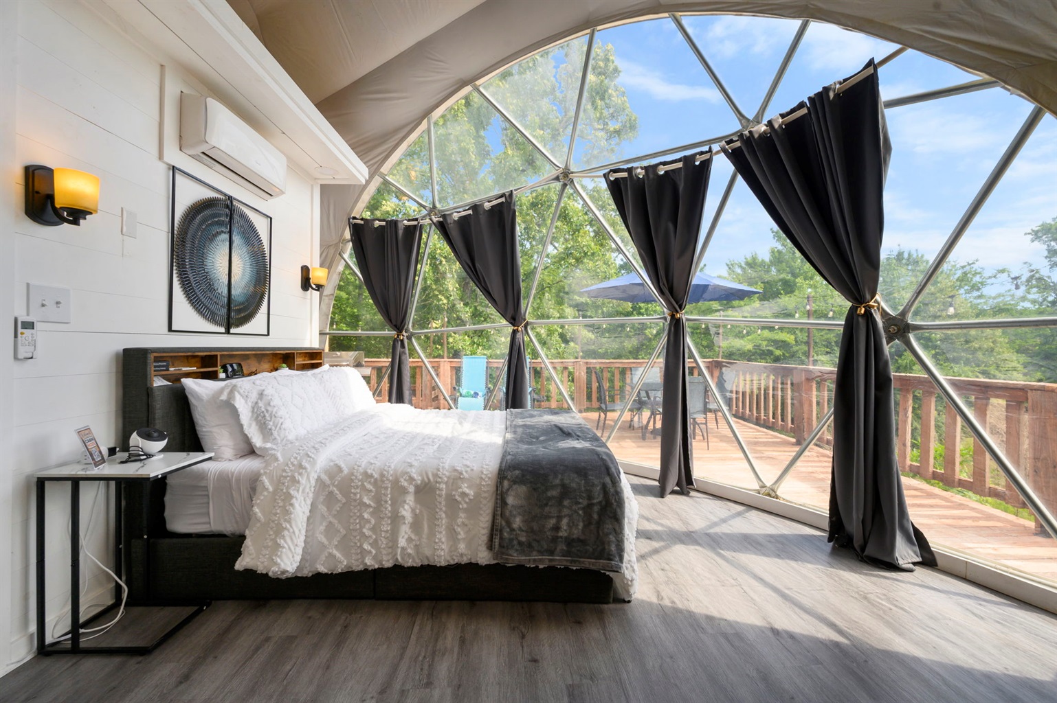 Queen bed and Bay Window