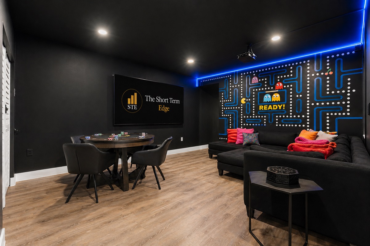 📽️Enjoy a family movie night sinking in to the plush sectional.