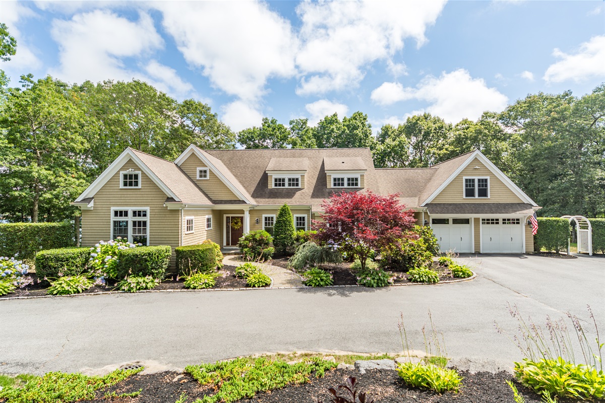 No parking worries here—ample space in the driveway for your group.