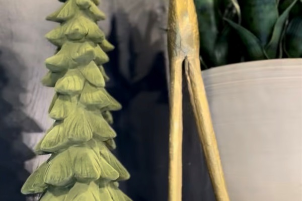 Warm, minimalist holiday décor adds soft, festive charm to our Broken Bow cabin. 🌲✨