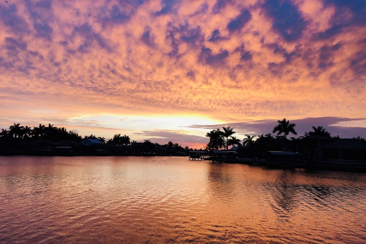 Sunset magic in Cape Coral—where the canals glow and the day ends in golden light