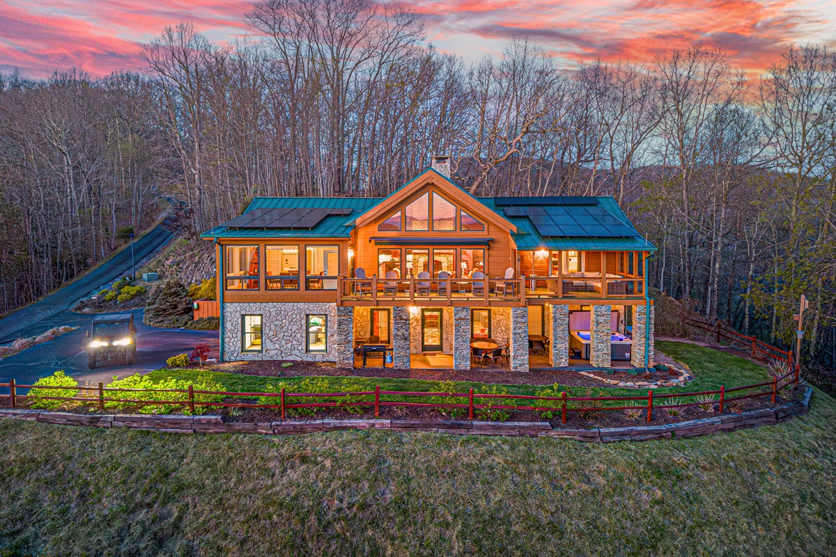 Stunning Mountain Retreat: Breathtaking views and modern architecture await your dream getaway!