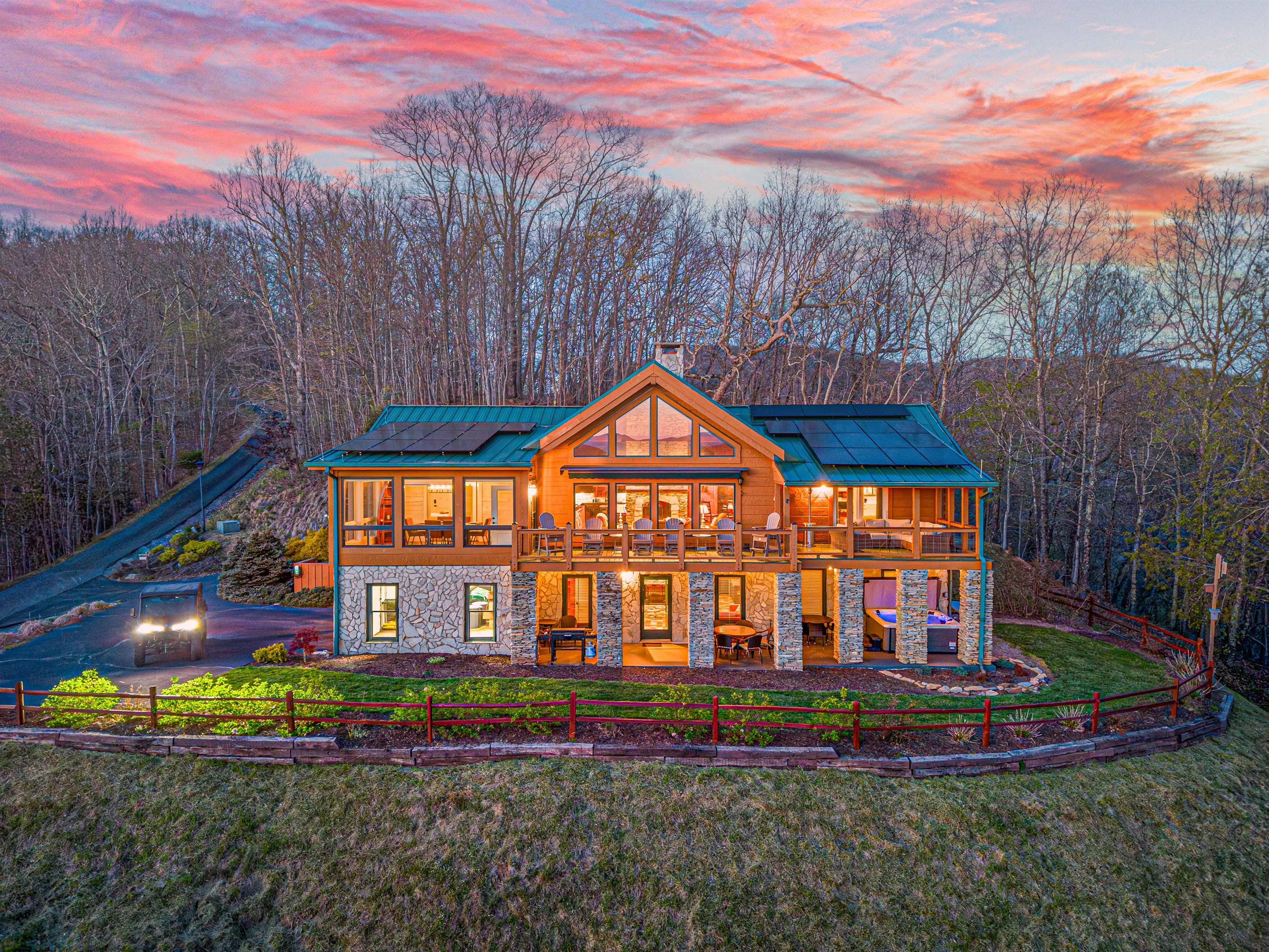 Stunning Mountain Retreat: Breathtaking views and modern architecture await your dream getaway!