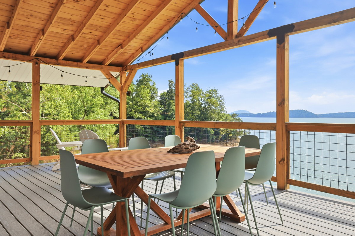 Outdoor dining area for 8 