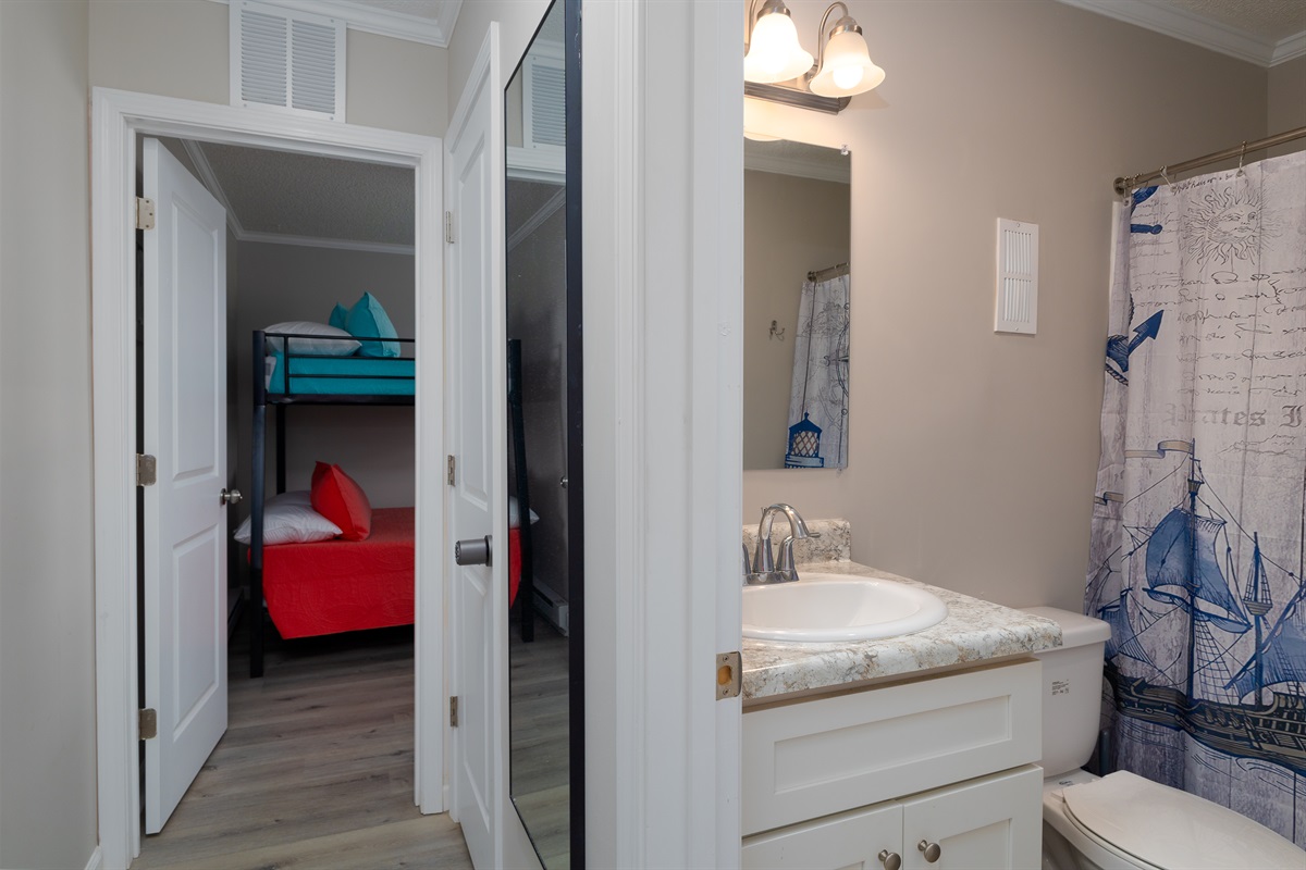 Hallway to 2nd bedroom and bathroom
