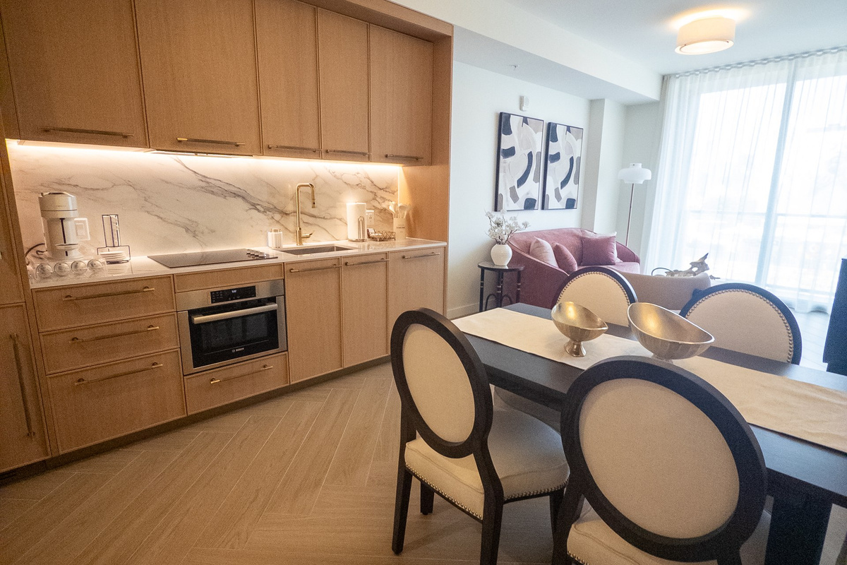 A fully equipped kitchen flows into the dining and living area, so the cook never misses the conversation.