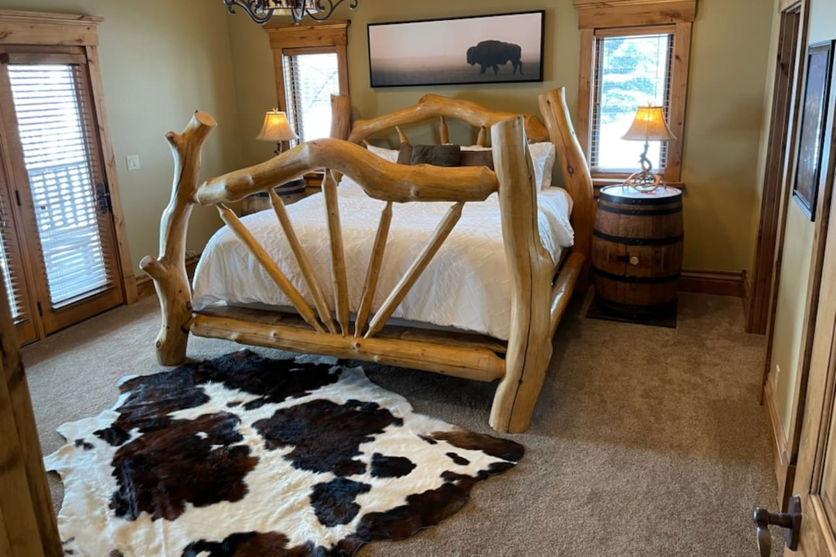You'll sleep like a king in the main-floor primary suite featuring a king bed with premium linens, a private en-suite bathroom with a jetted tub, a spacious walk-in closet, and access to a private deck—perfect for relaxing after a day of exploring.