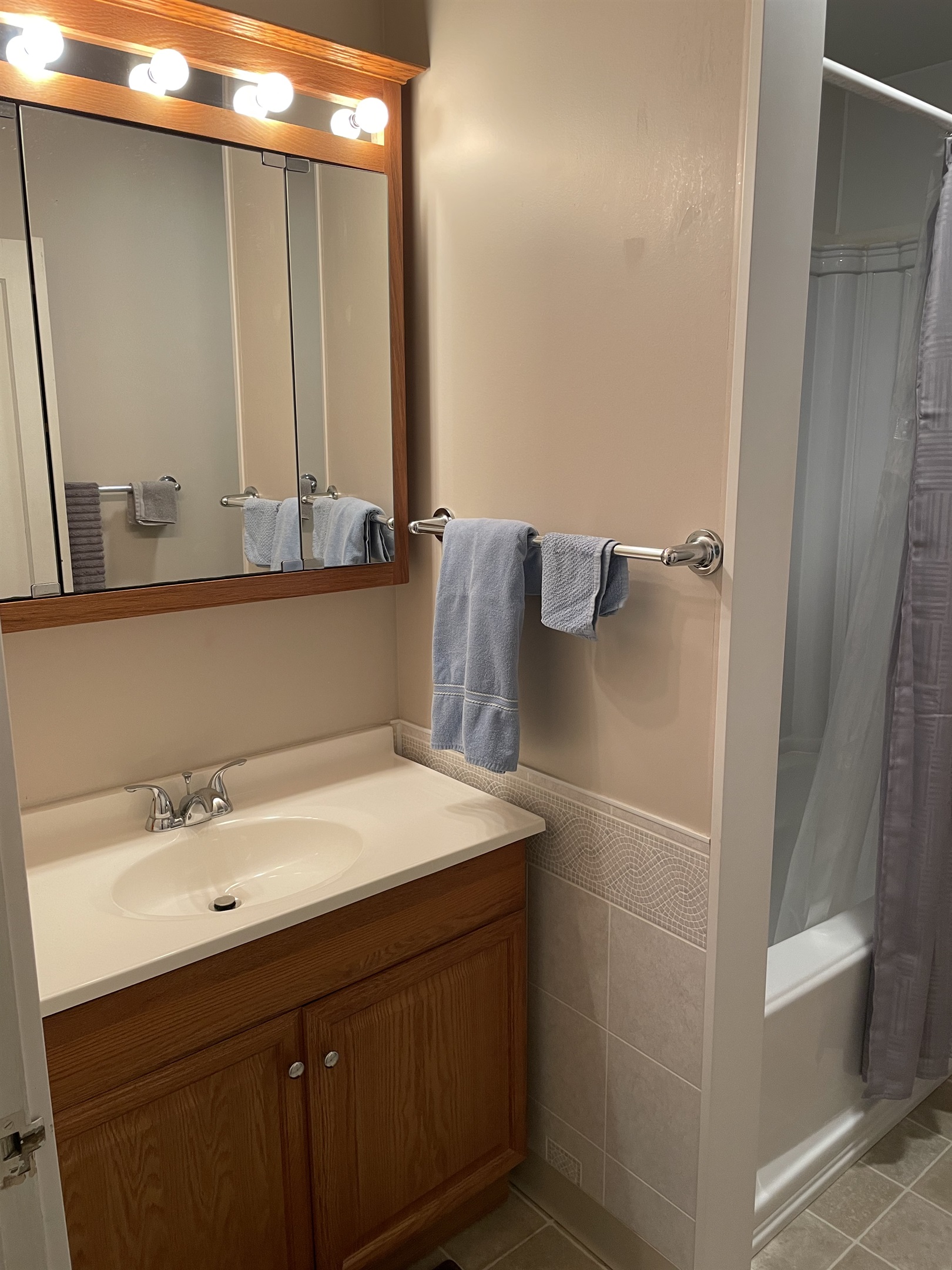 1st floor bath w/tub/shower
