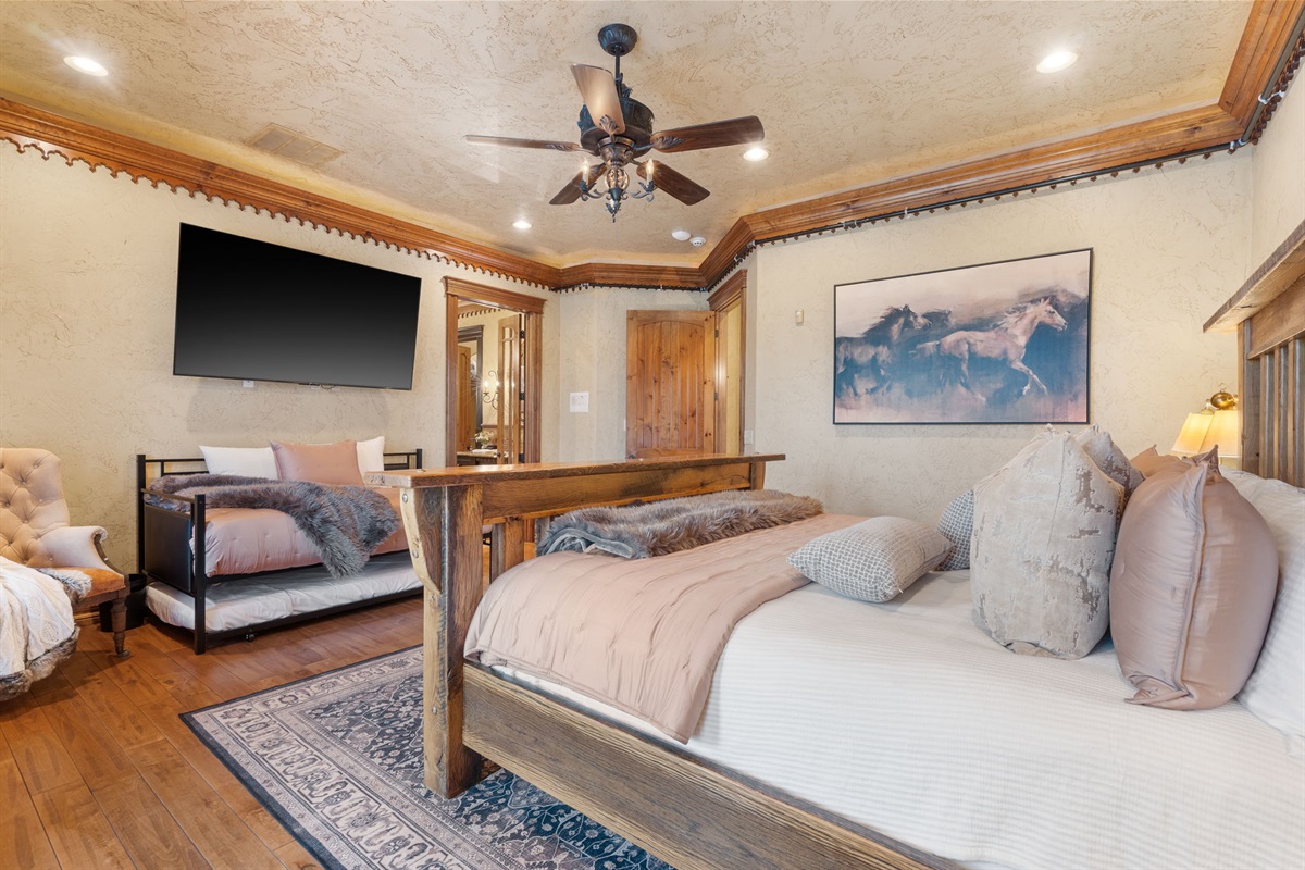 Kind bed with a daybed and trundle for plenty of sleeping!