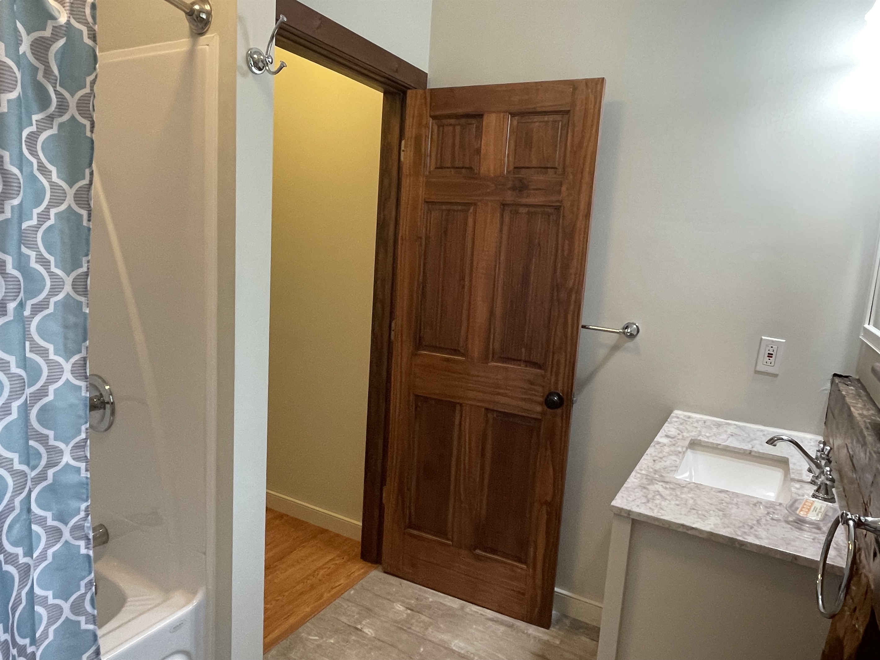2nd floor bath w/ tub/shower