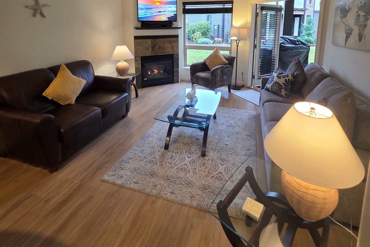 Unit A. Streaming TV. Natural Gas fireplace. Double Glass doors to a private covered deck. AC Unit. Queen sofa pull-out plus ample comfortable seating.