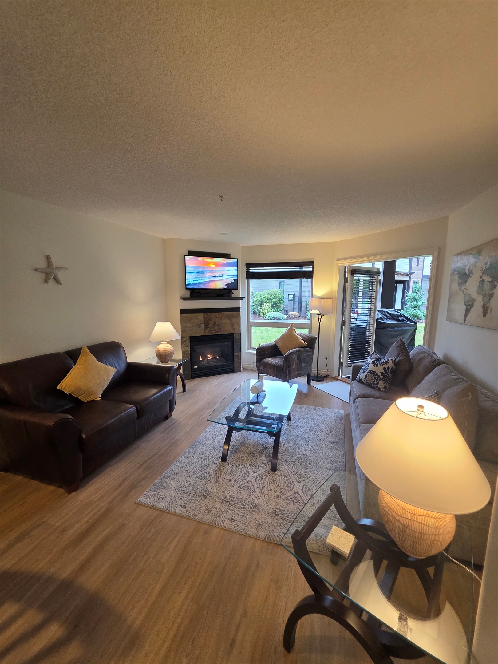 Unit A. Streaming TV. Natural Gas fireplace. Double Glass doors to a private covered deck. AC Unit. Queen sofa pull-out plus ample comfortable seating.