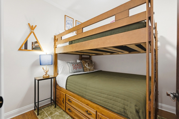 The bunkhouse might just be the kids’ favorite spot. Full-over-full bunks = room for four.