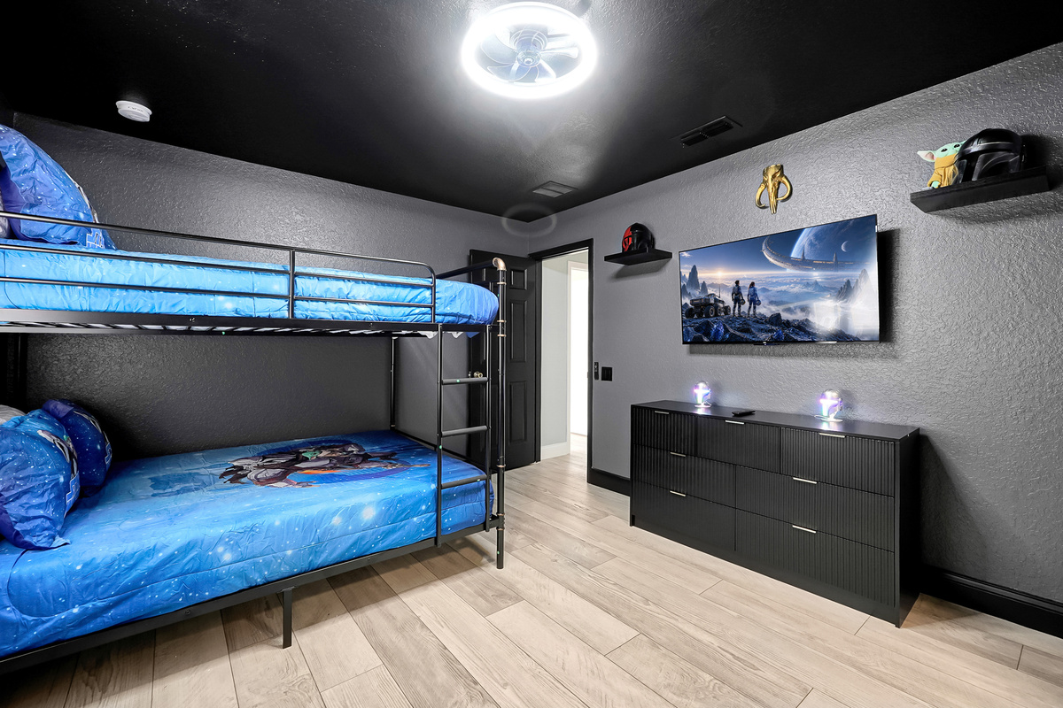 Mandalorian bunk room with queen-over-queen bunk