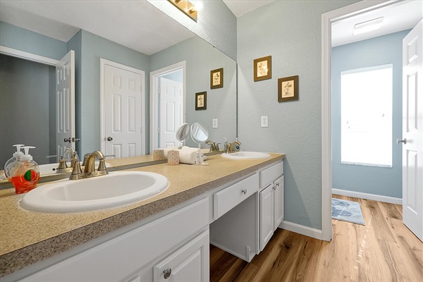 Double Sink 3rd Upstairs Bathroom with Tub & Shower