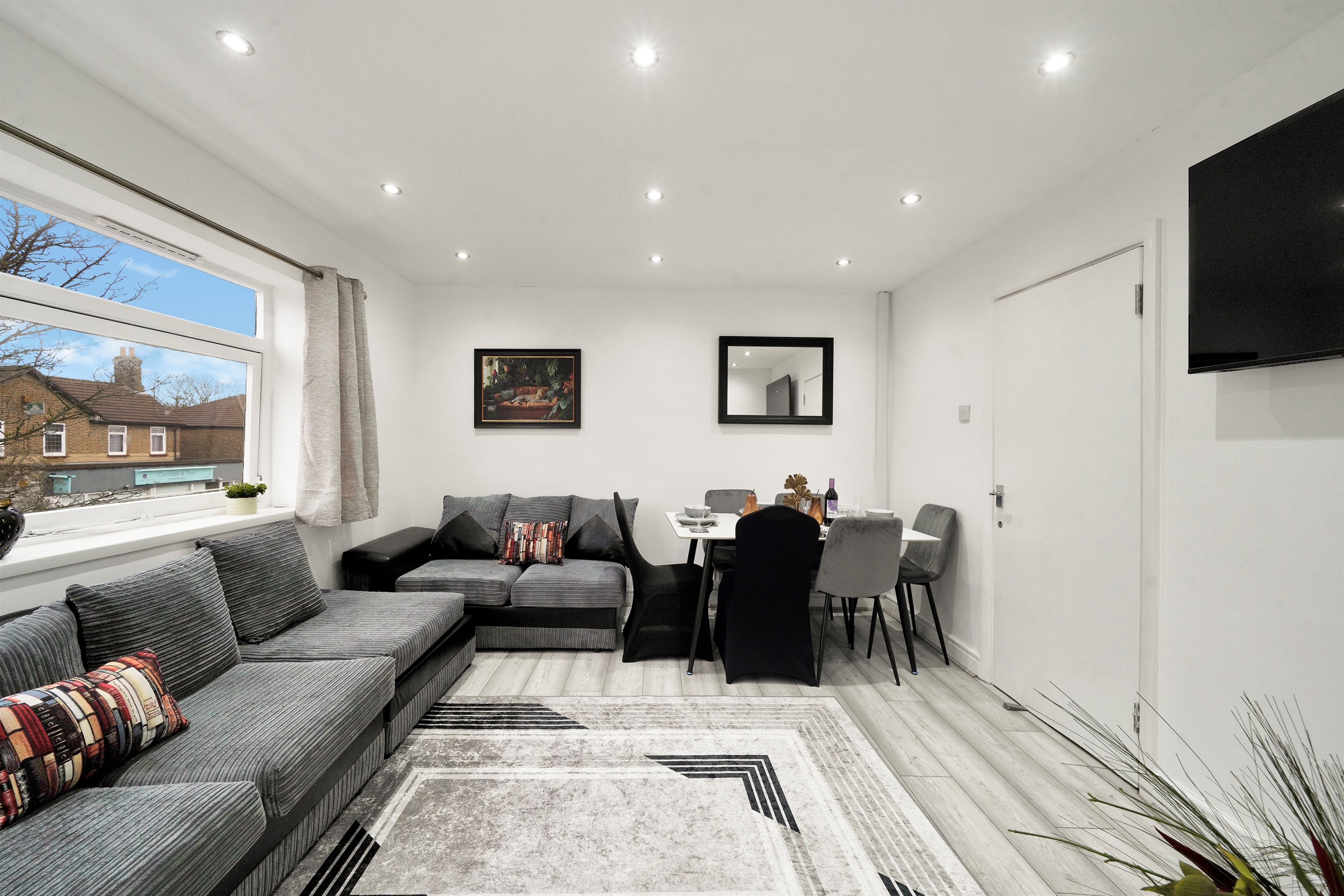 [lounge-diner, plenty of seating, spacious layout]