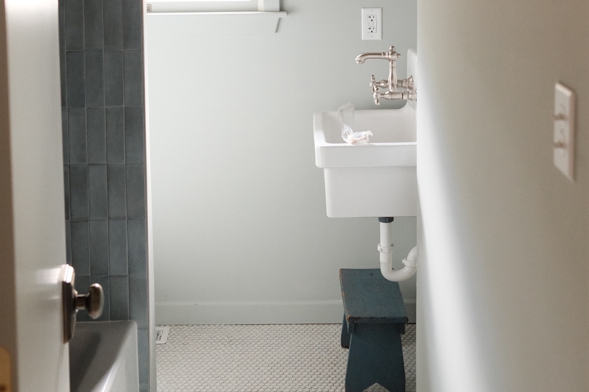 Hall Bath w/ Tub/Shower Combo